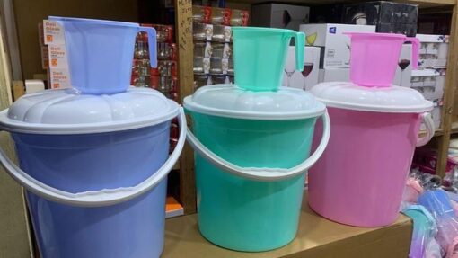 Seau à Eau avec Couvercle + Pot Offert - 20 Litres - Transparent Seau à Eau avec Couvercle + Pot Offert - 20 Litres - Transparent