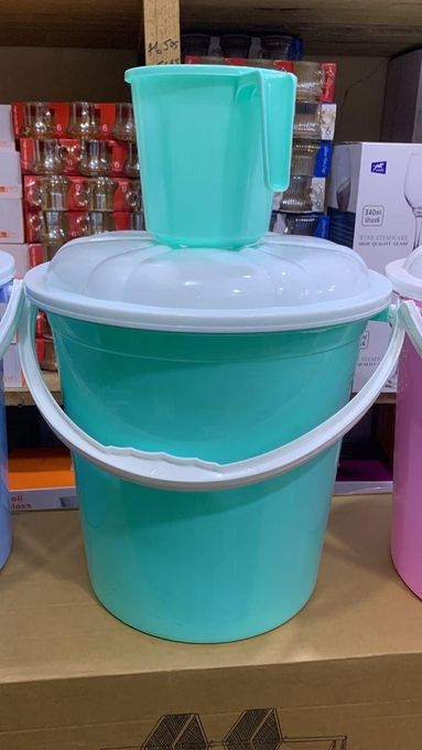 Seau à Eau avec Couvercle + Pot Offert - 20 Litres - Transparent Seau à Eau avec Couvercle + Pot Offert - 20 Litres - Transparent