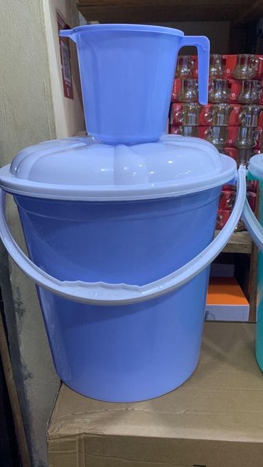 Seau à Eau avec Couvercle + Pot Offert - 20 Litres - Transparent Seau à Eau avec Couvercle + Pot Offert - 20 Litres - Transparent