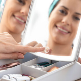 Miroir LED Pliable avec Organisateur de Maquillage 3-en-1 Panomir – Image 14