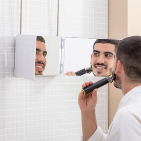 Miroir de maquillage éclairé Miroir de salle de bain avec design pliant et vue – Image 14