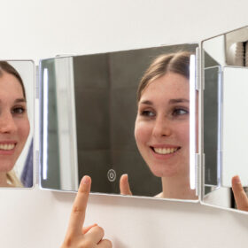 Miroir de maquillage éclairé Miroir de salle de bain avec design pliant et vue – Image 12
