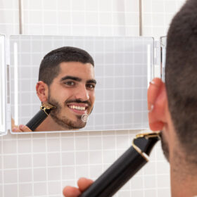 Miroir de maquillage éclairé Miroir de salle de bain avec design pliant et vue – Image 11