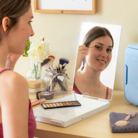 Miroir de maquillage éclairé Miroir de salle de bain avec design pliant et vue – Image 10