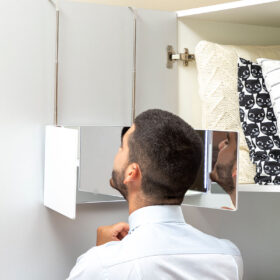 Miroir de maquillage éclairé Miroir de salle de bain avec design pliant et vue – Image 9