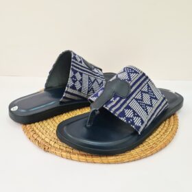Sandales Homme Bleu – Élégance & Artisanat en Cuir et Pagne Tissé 45 et 43 Sandales Homme Bleu – Élégance & Artisanat en Cuir et Pagne Tissé 45 et 43