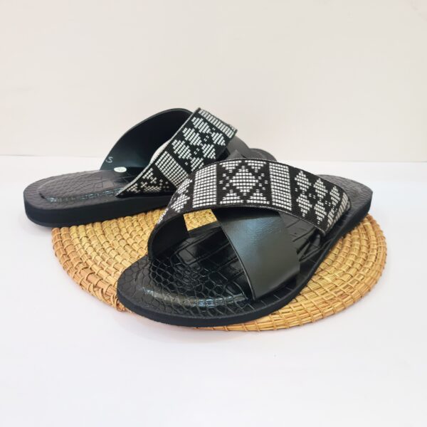 Sandale homme cuir et pagne tisser, noir et blanc 45 Sandale homme cuir et pagne tisser, noir et blanc 45