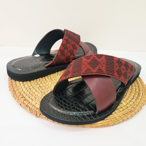 Sandale Homme Rouge Noir – Cuir & Pagne Tissé (Tailles 44 & 45) Sandale Homme Rouge Noir – Cuir & Pagne Tissé (Tailles 44 & 45)