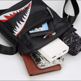 Sacoche Bandoulière Streetwear – Design Léger avec Motif Requin Agressif, Style Jeune & Quotidien – Image 3