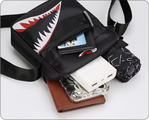 Sacoche Bandoulière Streetwear – Design Léger avec Motif Requin Agressif, Style Jeune & Quotidien Sacoche Bandoulière Streetwear – Design Léger avec Motif Requin Agressif, Style Jeune & Quotidien
