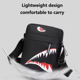 Sacoche Bandoulière Streetwear – Design Léger avec Motif Requin Agressif, Style Jeune & Quotidien – Image 2