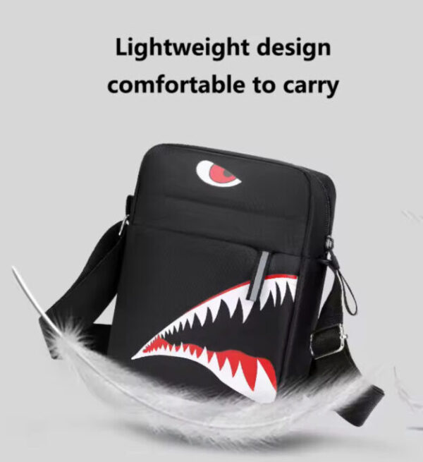 Sacoche Bandoulière Streetwear – Design Léger avec Motif Requin Agressif, Style Jeune & Quotidien Sacoche Bandoulière Streetwear – Design Léger avec Motif Requin Agressif, Style Jeune & Quotidien