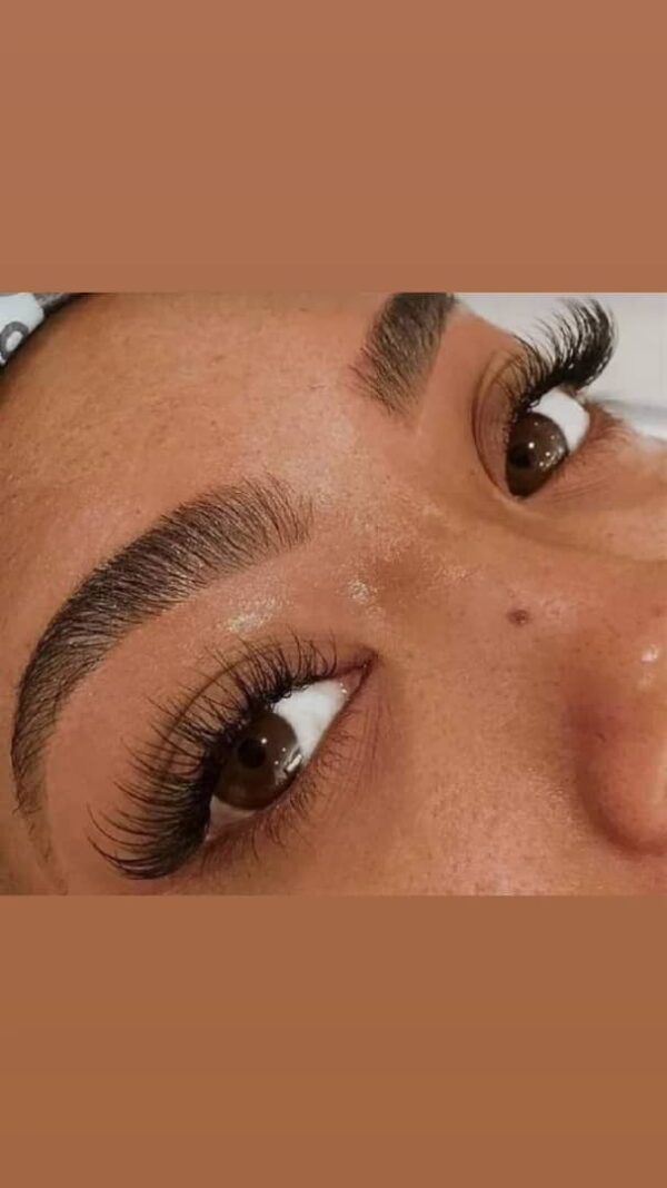 Faux Cils – Regard Sublimé et Volume Intense Faux Cils – Regard Sublimé et Volume Intense