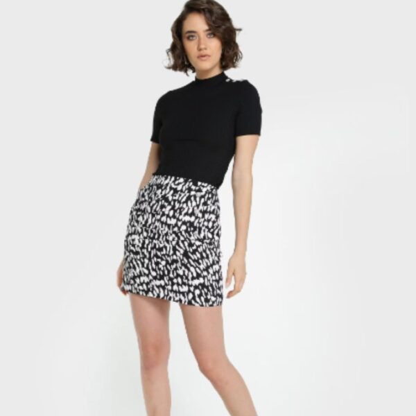 Mini-jupe Léopard Noir & Blanc – Fendue sur le Côté – Taille US S – 100% Coton Mini-jupe Léopard Noir & Blanc – Fendue sur le Côté – Taille US S – 100% Coton