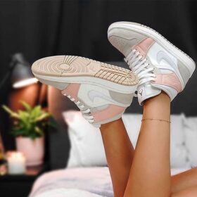 Baskets Air Jordan 1 Mid – Beige, Rose Poudré & Gris – Taille 40