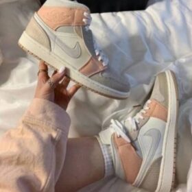 Baskets Air Jordan 1 Mid – Beige, Rose Poudré & Gris – Taille 40 – Image 2