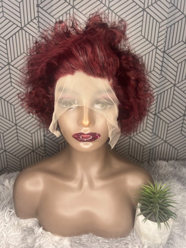 Perruque naturelle curly rouge au vin – boucles volumineuses et couleur vibrante