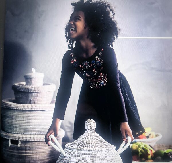 Corbeille à linge – modèle moyen tressé à la main en paille et fils plastique noir & beige Corbeille à linge – modèle moyen tressé à la main en paille et fils plastique noir & beige