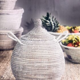 Corbeille à linge – modèle moyen tressé à la main en paille et fils plastique noir & beige – Image 5