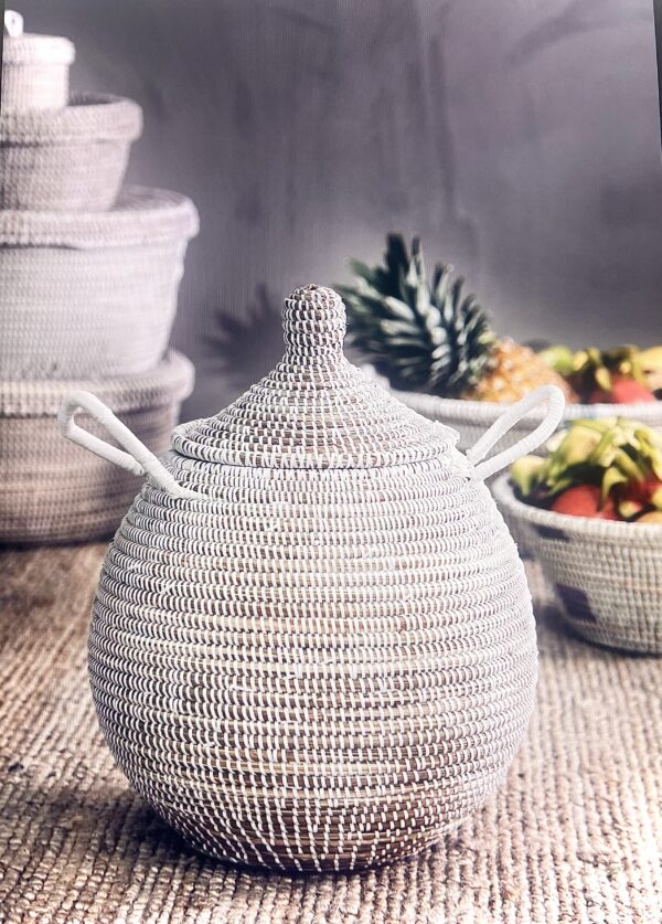 Corbeille à linge – modèle moyen tressé à la main en paille et fils plastique noir & beige Corbeille à linge – modèle moyen tressé à la main en paille et fils plastique noir & beige