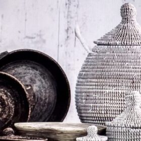 Corbeille à linge – modèle moyen tressé à la main en paille et fils plastique noir & beige – Image 4