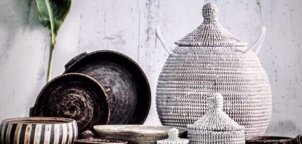 Corbeille à linge – modèle moyen tressé à la main en paille et fils plastique noir & beige Corbeille à linge – modèle moyen tressé à la main en paille et fils plastique noir & beige