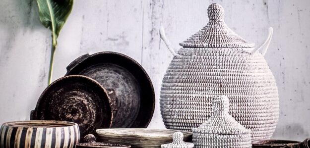 Corbeille à linge – modèle moyen tressé à la main en paille et fils plastique noir & beige