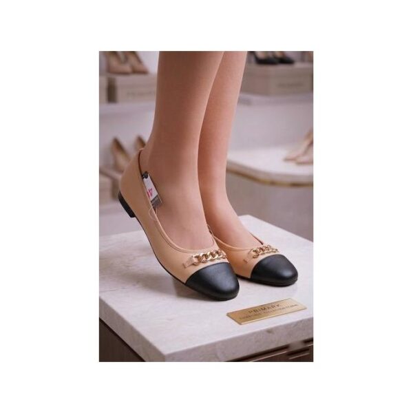 Chaussures Ballerines Bicolores Femme - Beige et Noir avec Chaîne Dorée - Primark Essentials - Les Tailles disponibles sont ; 36, 40 Chaussures Ballerines Bicolores Femme - Beige et Noir avec Chaîne Dorée - Primark Essentials - Les Tailles disponibles sont ; 36, 40