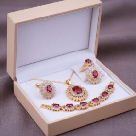 Parure Bijoux Femme Luxe - Plaqué Or 24K - Pierres Rouges Rubis , Cristaux - Collier, Bracelet, Boucles d'Oreilles – Image 2