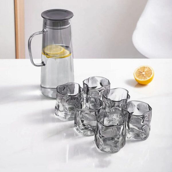 Ensemble 7 pièces — Carafe + 6 Tasses en verre finition grise Ensemble 7 pièces — Carafe + 6 Tasses en verre finition grise
