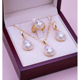 Parure de Bijoux Luxe 3-en-1 - Plaqué Or 24K - Cristal Goutte d'Eau - Collier, Boucles et Bague