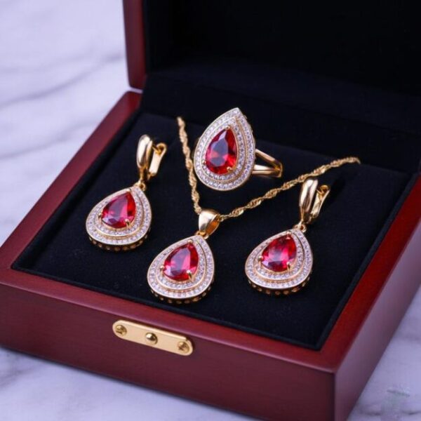 Parure de Bijoux - Plaquée Or 24K - Collier, Boucles et Bague - Rouge Rubis