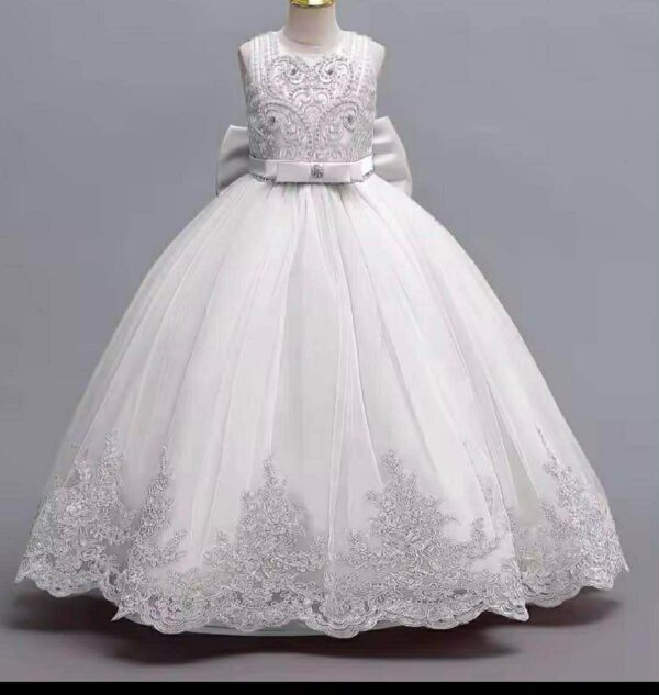 Robe de communion fille en dentelle blanche à traîne