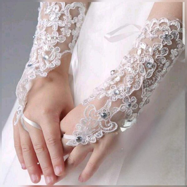 Robe de communion fille en dentelle blanche à traîne