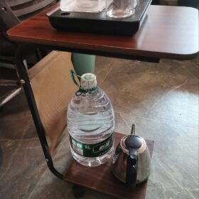 Table d'appoint mobile au design simple et moderne – Image 3