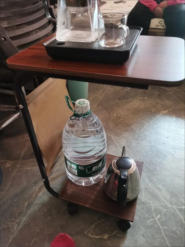 Table d'appoint mobile au design simple et moderne