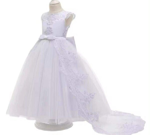 Robe de communion fille en dentelle blanche à traîne