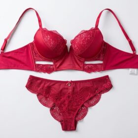 Ensemble lingerie dentelle rouge – Soutien‑gorge à armatures (US 36C) + Culotte (UK 16) Ensemble lingerie dentelle rouge – Soutien‑gorge à armatures (US 36C) + Culotte (UK 16)