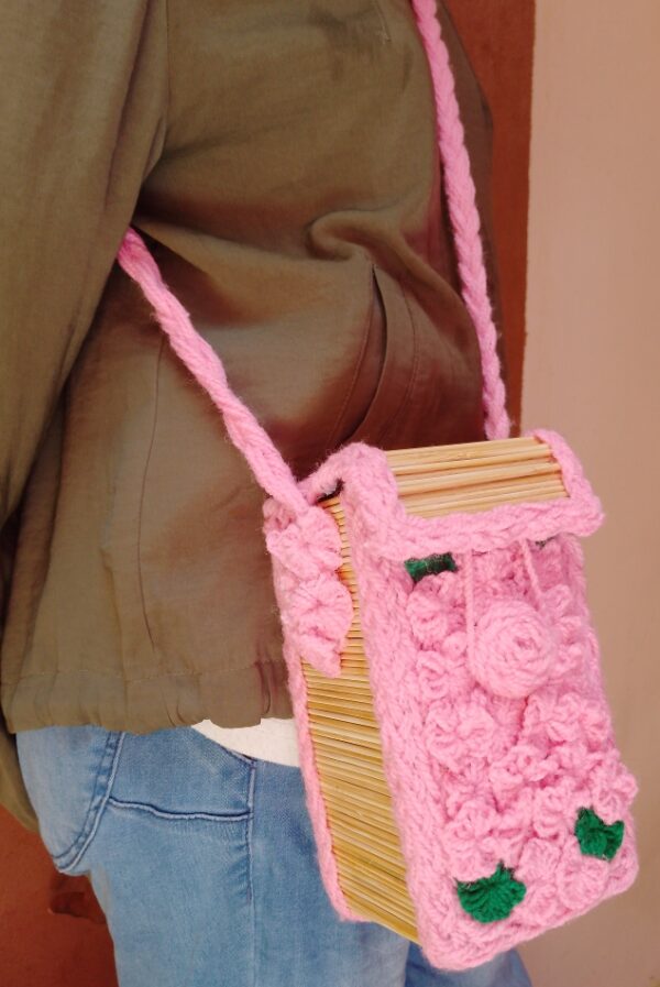 Sacoche florale artisanale compacte — pour téléphone et petits objets Sacoche florale artisanale compacte — pour téléphone et petits objets