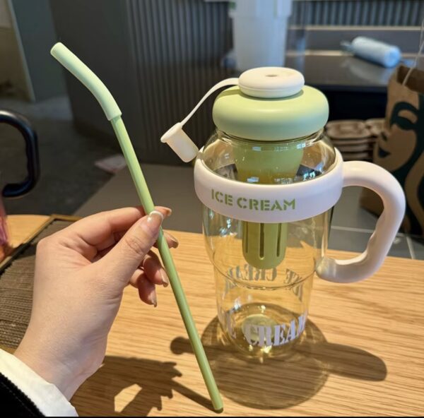 Gourde portable avec paille et infuseur — plastique (800 ml) Gourde portable avec paille et infuseur — plastique (800 ml)
