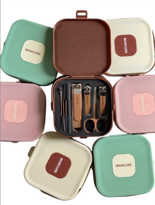 Kit manucure & pédicure professionnel — Boîte 8 en 1 (acier inoxydable) Kit manucure & pédicure professionnel — Boîte 8 en 1 (acier inoxydable)